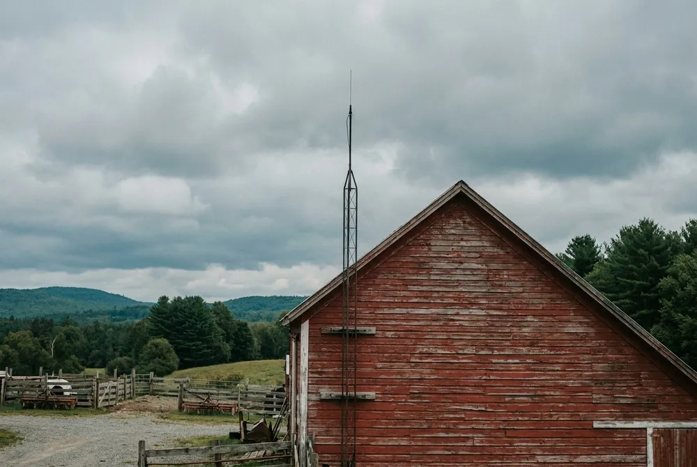 Illustration: barn antenna mast